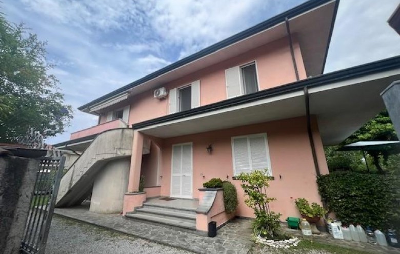 Bifamiliare in vendita a Massa