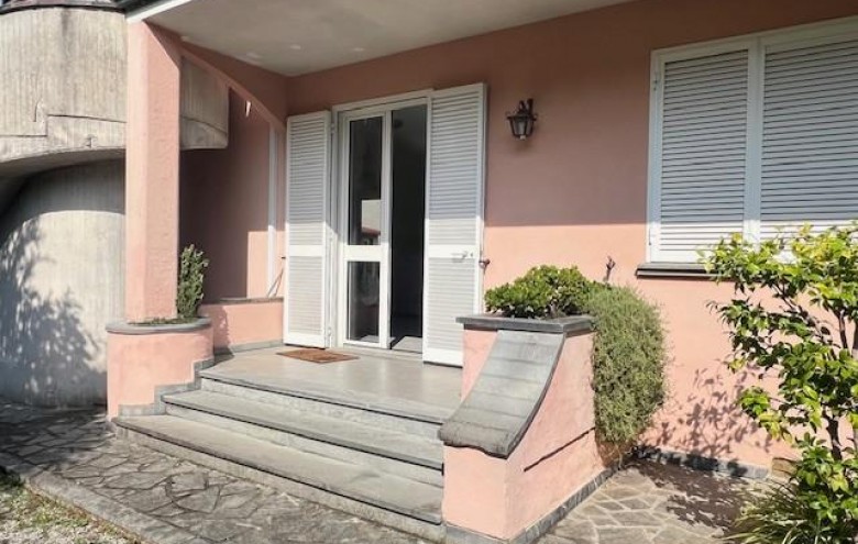 Bifamiliare in vendita a Massa