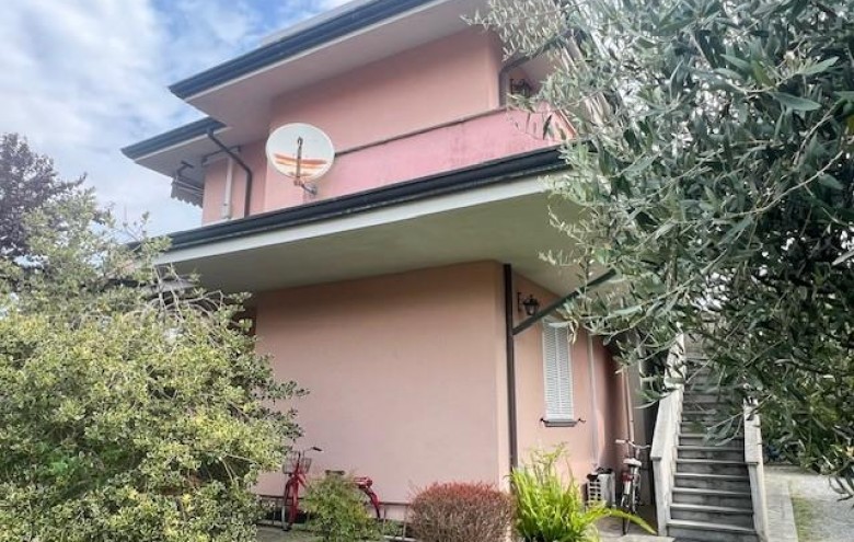 Bifamiliare in vendita a Massa