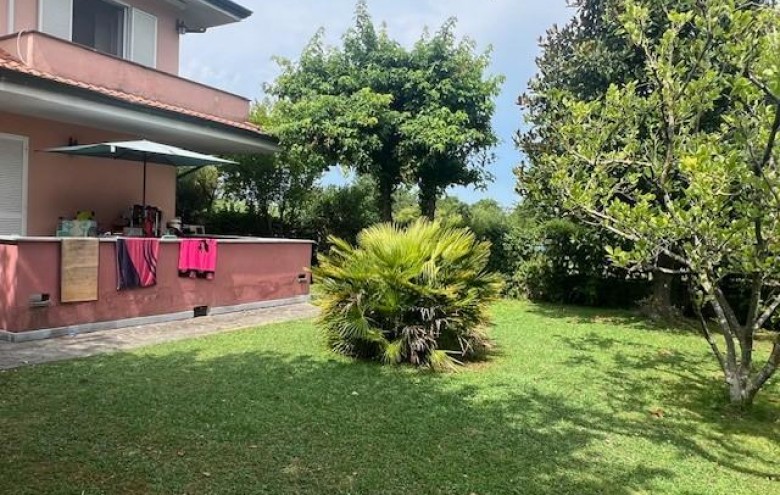 Bifamiliare in vendita a Massa