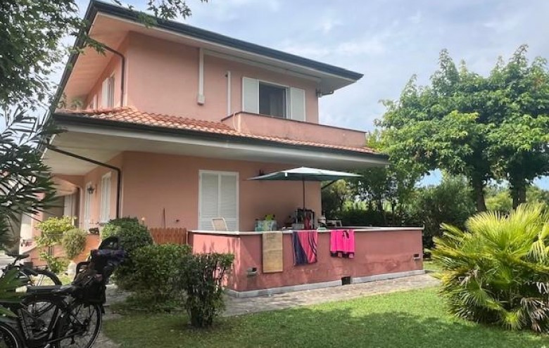 Bifamiliare in vendita a Massa
