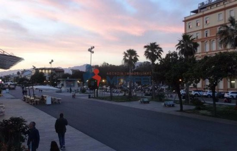 Fondo Commerciale in vendita a Viareggio