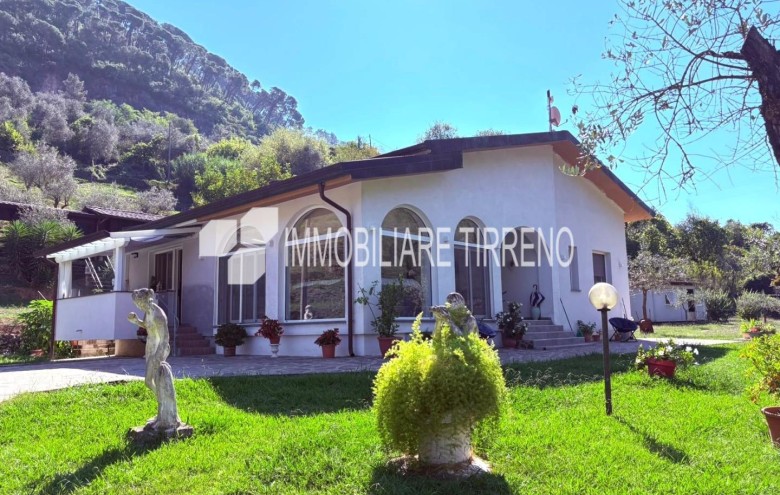 Villa singola in vendita a Massa