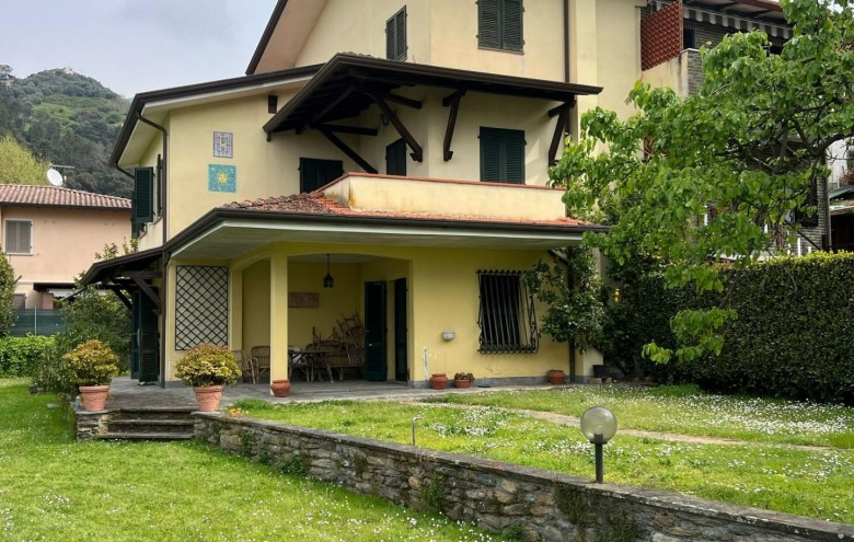 Bifamiliare in vendita a Montignoso