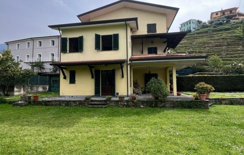 Bifamiliare in vendita a Montignoso