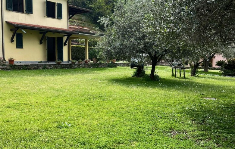 Bifamiliare in vendita a Montignoso