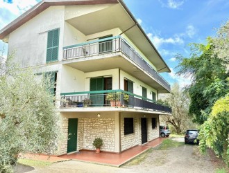 Bifamiliare in vendita a Massa