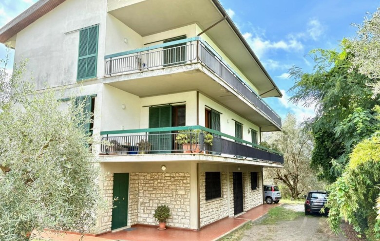 Bifamiliare in vendita a Massa