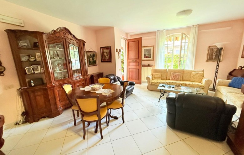 Bifamiliare in vendita a Massa