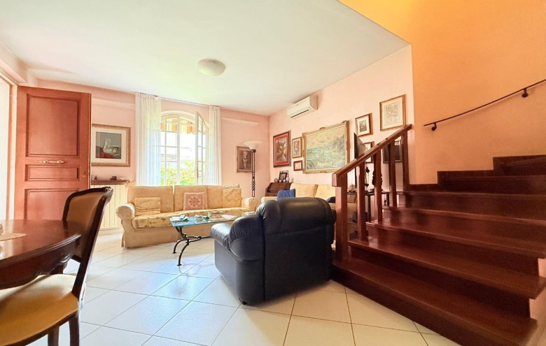 Bifamiliare in vendita a Massa