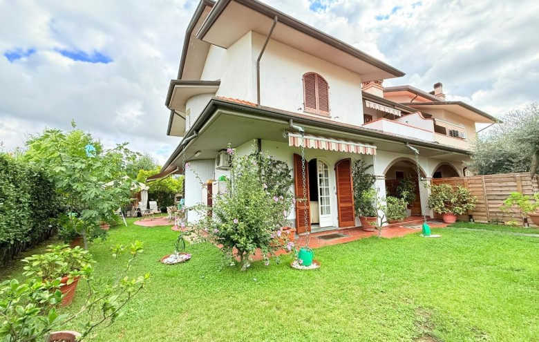 Bifamiliare in vendita a Massa