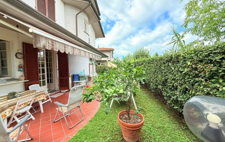 Bifamiliare in vendita a Massa