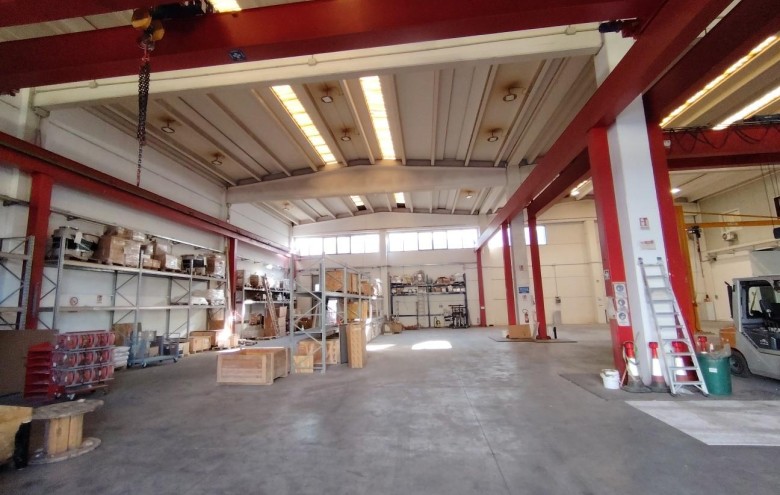 Capannone in affitto a Massa