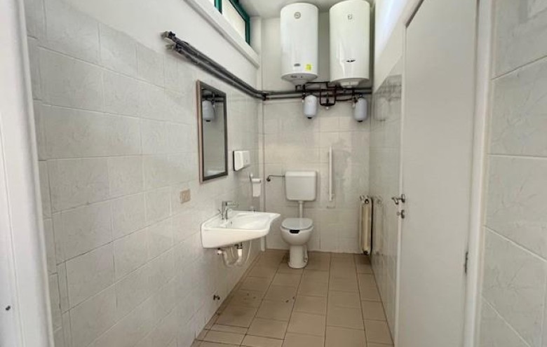 Fondo Commerciale in vendita a Massa