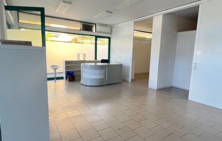 Fondo Commerciale in vendita a Massa