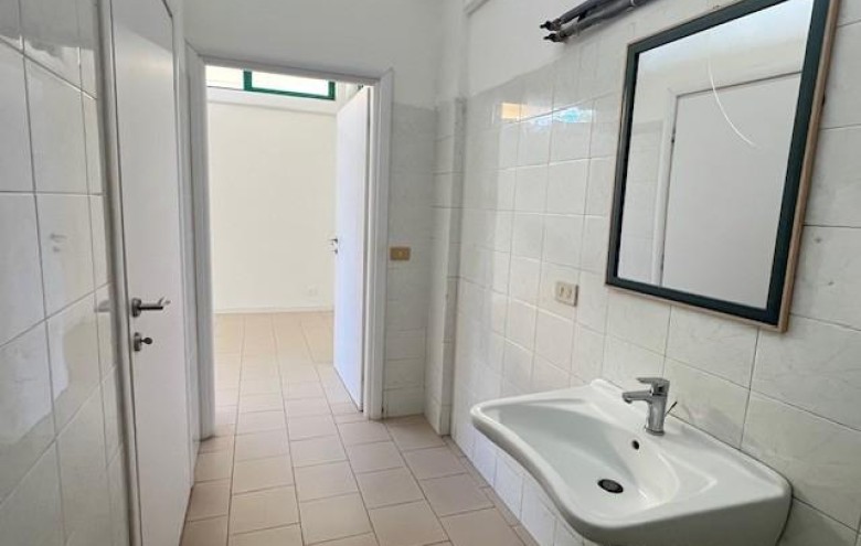 Fondo Commerciale in vendita a Massa