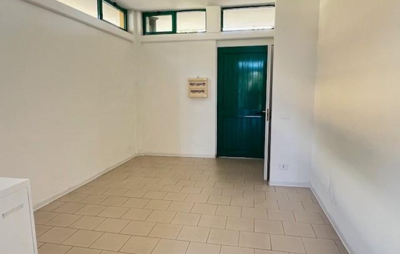 Fondo Commerciale in vendita a Massa