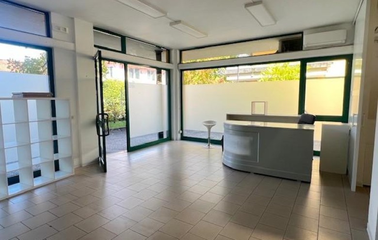 Fondo Commerciale in vendita a Massa