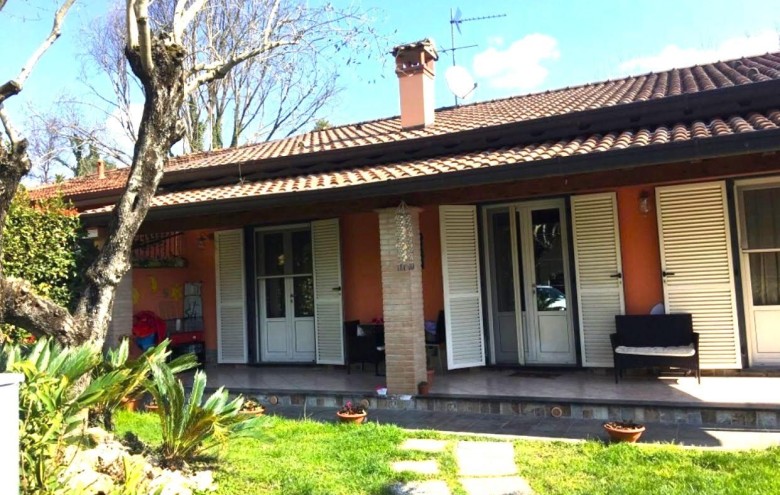 Bifamiliare in vendita a Massa