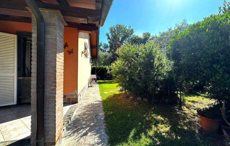 Bifamiliare in vendita a Massa