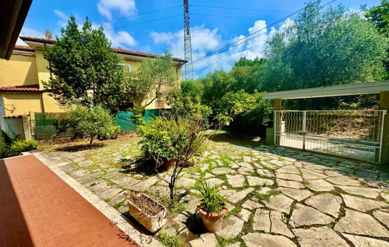 Bifamiliare in vendita a Massa