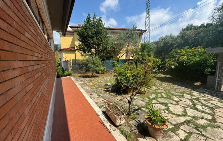 Bifamiliare in vendita a Massa