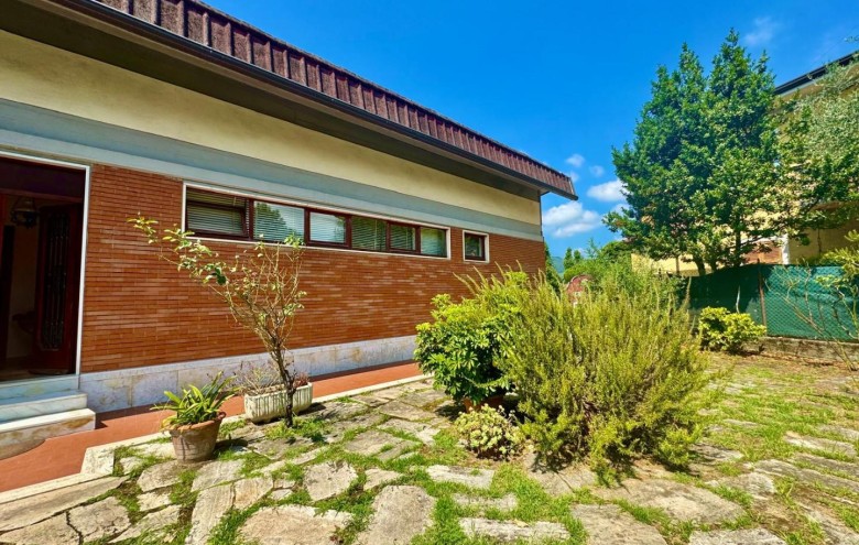 Bifamiliare in vendita a Massa