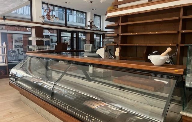 Fondo Commerciale in vendita a Massa