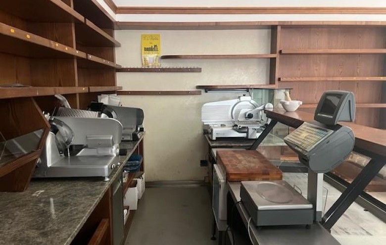 Fondo Commerciale in vendita a Massa