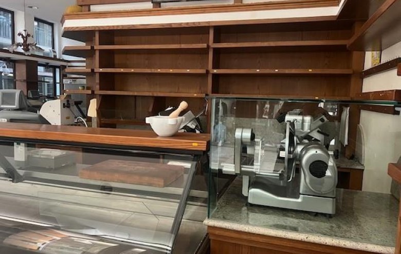 Fondo Commerciale in vendita a Massa