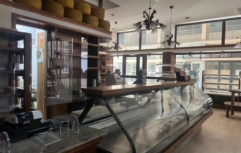 Fondo Commerciale in vendita a Massa