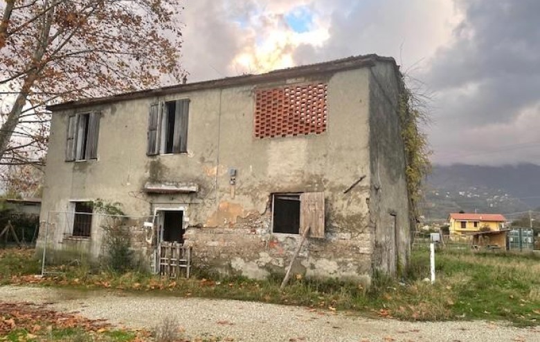 Casa semi indipendente in vendita a Massa