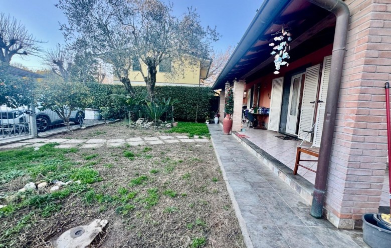 Bifamiliare in vendita a Massa