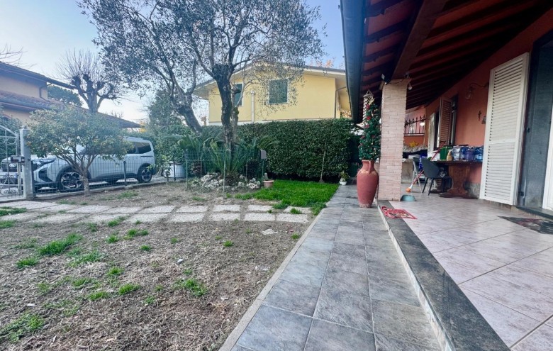 Bifamiliare in vendita a Massa