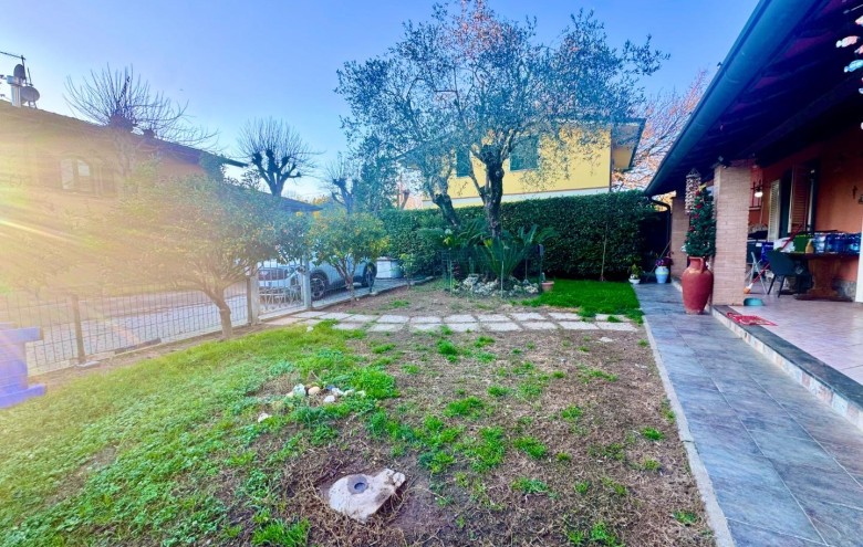 Bifamiliare in vendita a Massa