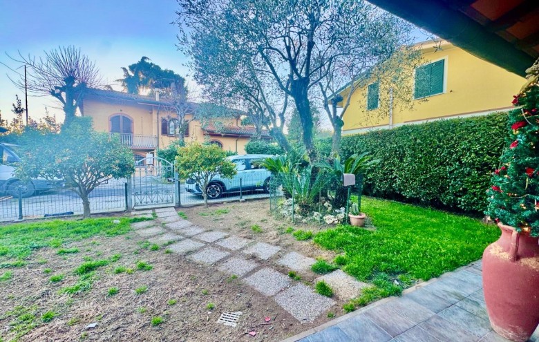 Bifamiliare in vendita a Massa