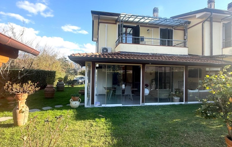 Villetta a schiera in vendita a Massa