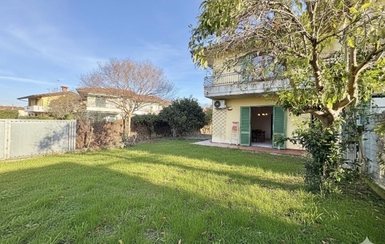 Bifamiliare in vendita a Massa