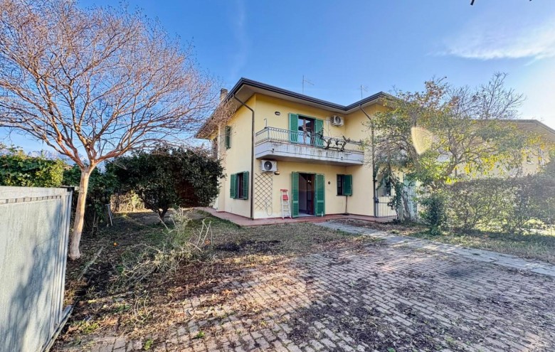 Bifamiliare in vendita a Massa