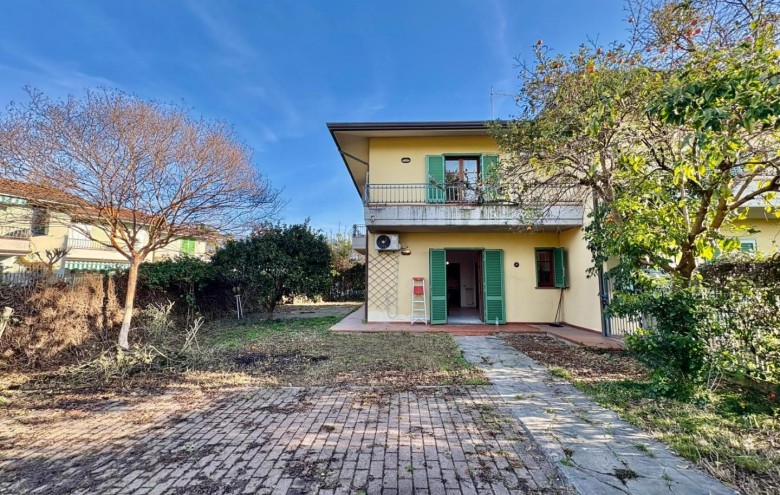 Bifamiliare in vendita a Massa