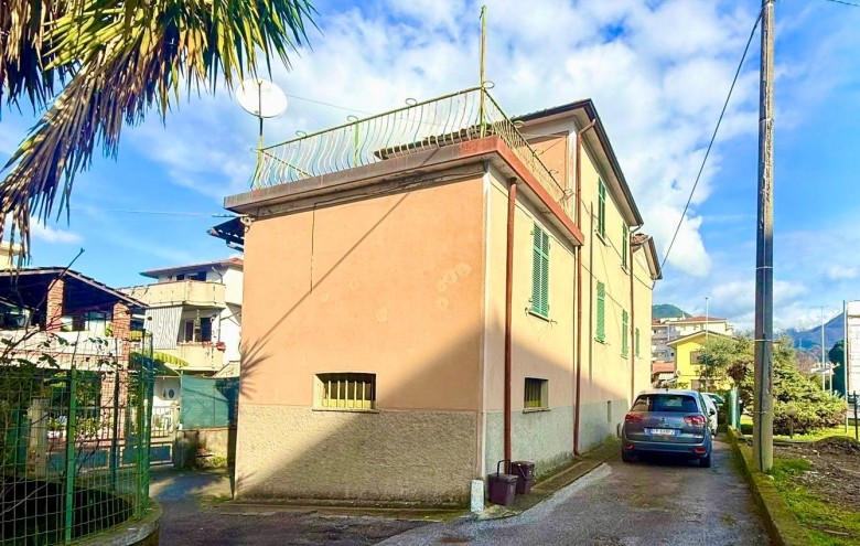 Casa semi indipendente in vendita a Massa