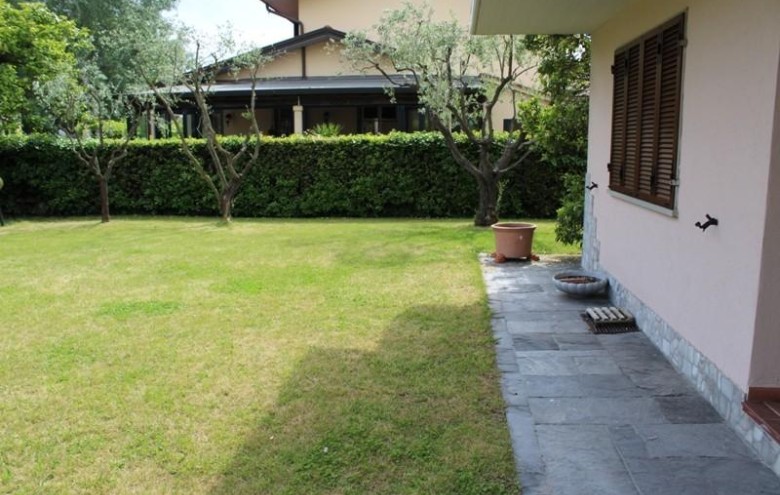 Bifamiliare in vendita a Massa