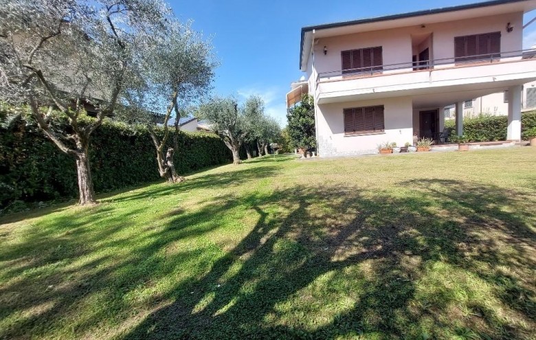 Bifamiliare in vendita a Massa