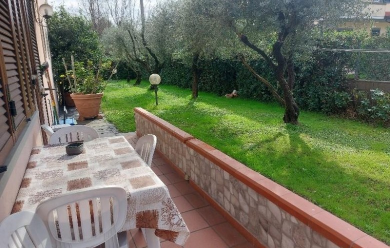 Bifamiliare in vendita a Massa