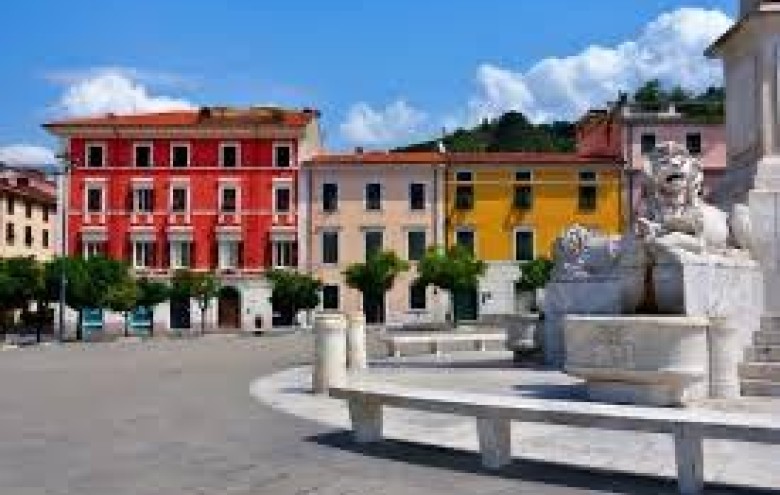 Bifamiliare in vendita a Massa