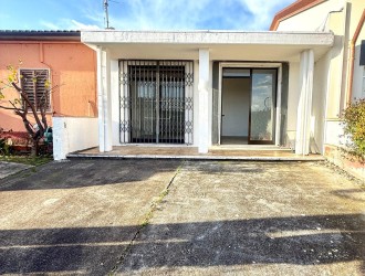 Fondo Commerciale in vendita a Romagnano