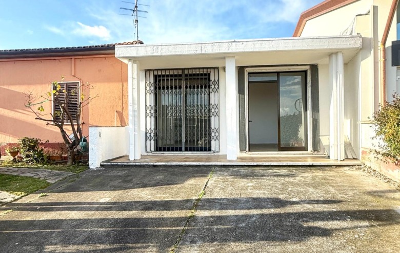 Fondo Commerciale in vendita a Massa