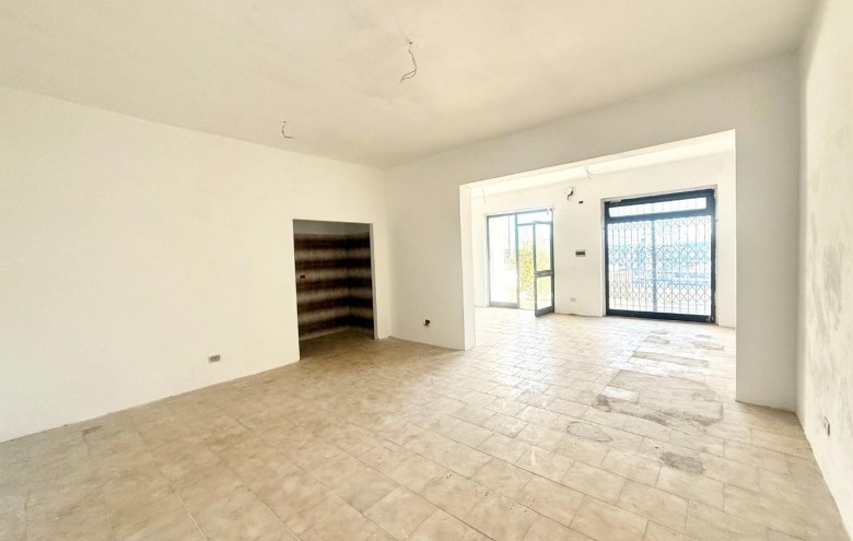 Fondo Commerciale in vendita a Massa