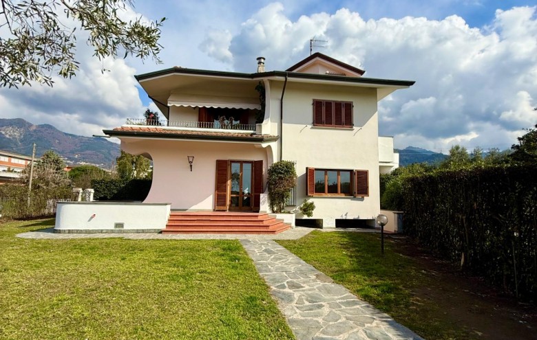 Bifamiliare in vendita a Massa