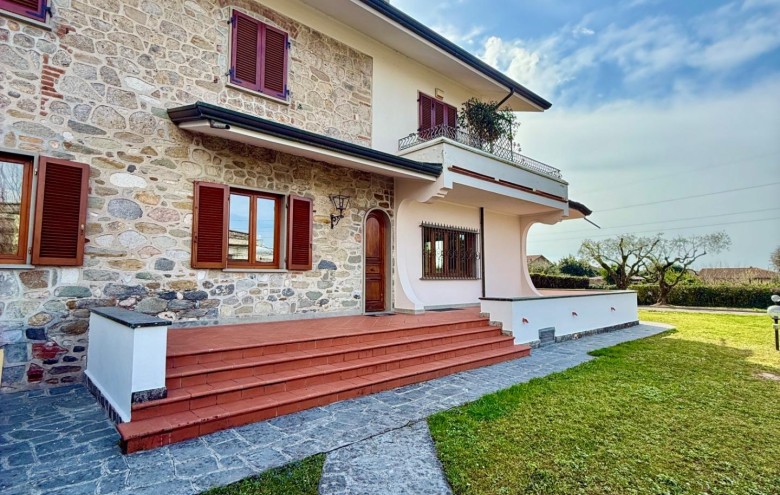 Bifamiliare in vendita a Massa